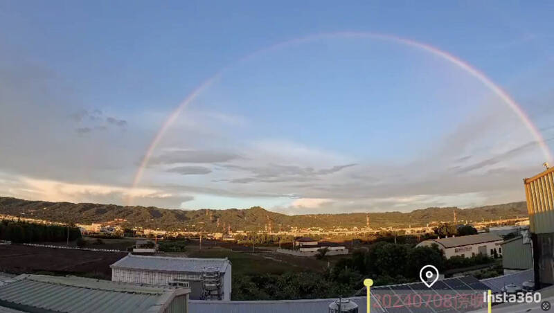 彰化8日午出現雷陣雨，隨即出現一道大彩虹，民眾記錄「彩虹的誕生」。（圖呈鈞提供）