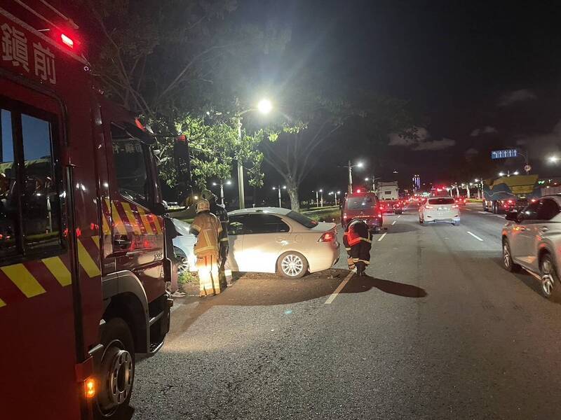 白色轎車自撞分隔島，駕駛人不見蹤跡。（民眾提供）