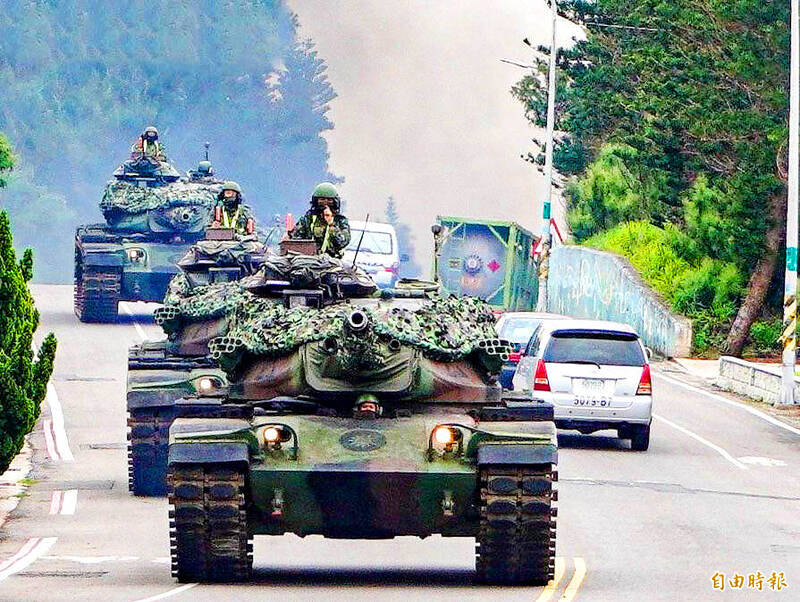 Tanks drive down a street in Penghu County yesterday ahead of the annual Han Kuang military exercises. 
Photo: Liu Yu-ching, Taipei Times