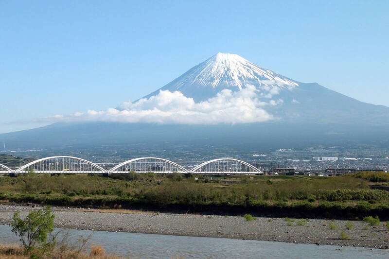 富士山登山步道本月1日甫開放就發生意外，58歲中國籍男子當地時間8日晚間9時許在攀登富士山時失去意識死亡。圖為富士山。（歐新社資料照）