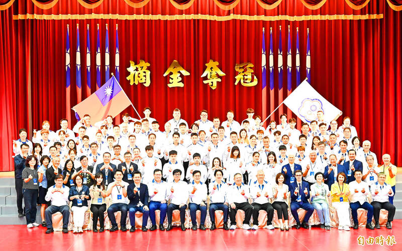 President William Lai, front row, center, poses with Olympic athletes and sports officials at a flag handover ceremony at the National Sports Training Center in Kaohsiung yesterday.
Photo: Lee Hui-chou, Taipei Times President William Lai, front row, center, poses with Olympic athletes and sports officials at a flag handover ceremony at the National Sports Training Center in Kaohsiung yesterday.
Photo: Lee Hui-chou, Taipei Times