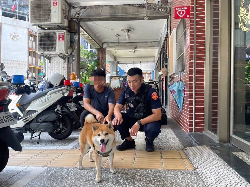 「柴柴」逃家又搭霸王車，幸好女騎士報案，在員警黃閔歆（右）的協助下，順利找到飼主。（民眾提供）