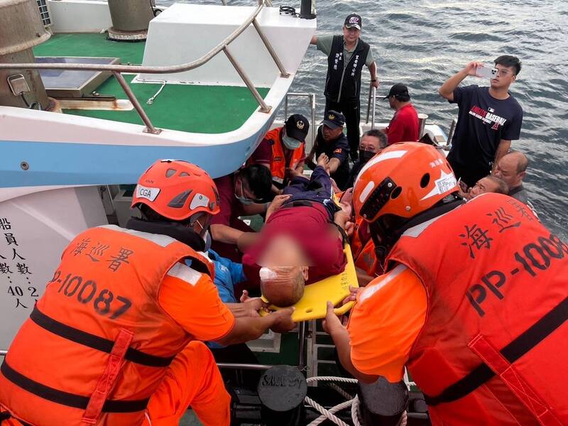 海上接駁驚險畫面曝光 澎湖民眾建議空審中心應派員抵澎實地體驗。（澎湖海巡隊提供）