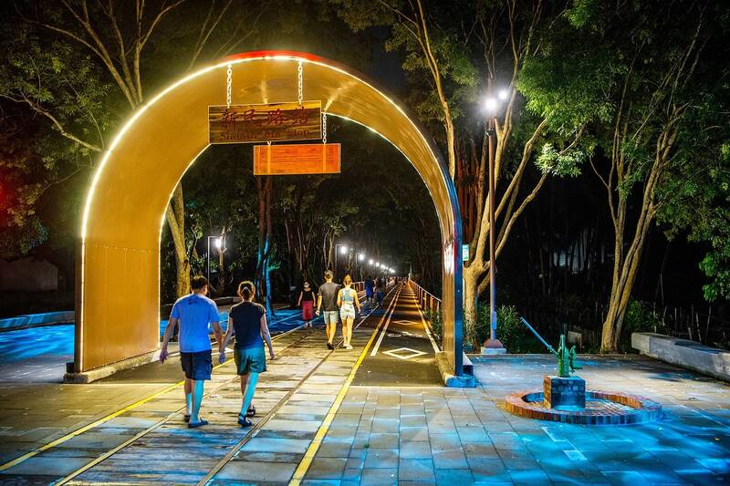 嘉義市辦理嘉油鐵馬道優化工程,新民路站嶄新入口廣場已經開放。(圖由嘉義市政府提供) 嘉義市辦理嘉油鐵馬道優化工程,新民路站嶄新入口廣場已經開放。(圖由嘉義市政府提供)