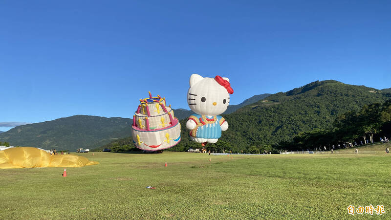 開幕時留在地面獨享生日蛋糕的HELLO KITTY熱氣球，傳出昨天被輕微燒毀。（記者劉人瑋攝）