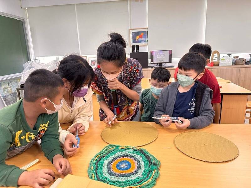 連江縣東莒國小開設海廢編織跨域美感課程。（圖由教育部提供）