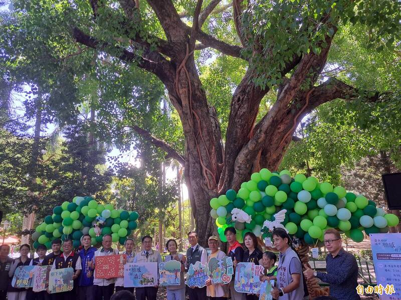 南市農業局天在台南公園菩提老樹下舉老樹巡禮系列活動記者會，邀請民眾所有來認識老樹。 （記者蔡文居攝）