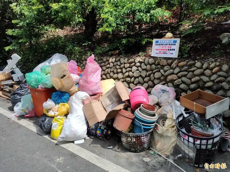 彰化縣員林市湖水路設有4處垃圾暫置桶，是全員林市唯一垃圾可以落地的回收地點，沒想到貼心善舉卻讓不肖民眾亂倒垃圾，導致垃圾分類超過8成不合格。（記者陳冠備攝）