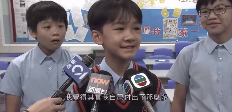 香港油麻地上帝教小學生禁受媒體採訪，有小學生自稱「放學就去補習」、「讀書是我方的分内」，後方的同學卻表露似乎驚訝、不以為然的激情，引發外界議論。（圖擷自threads）