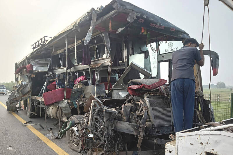 印度北方邦烏納奧10日上午驚傳死亡車禍，雙層巴士因危險駕駛擦撞翻覆，至少釀18死、19重傷。（美聯社）