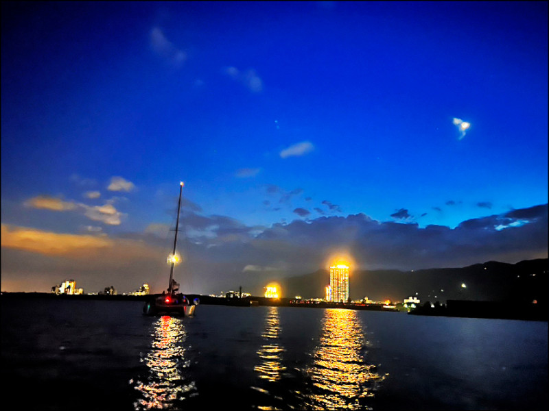 宜蘭縣府推夜間海上觀光，新增星空導覽，將帶遊客出海觀星賞月。 （宜蘭縣府提供）