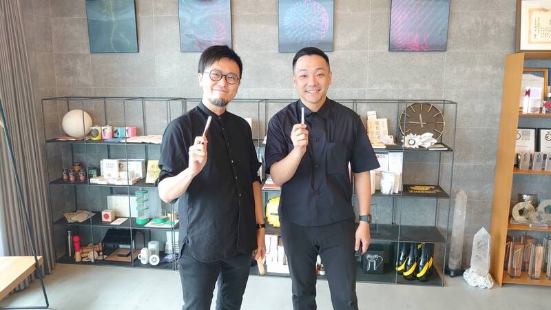 高市青年局長張以理(右)與NOSIGNER設計事務所負責人太刀川英輔(左)互贈鋼筆,並力邀太刀川來高雄辦理展覽。(高市青年局提供) 高市青年局長張以理(右)與NOSIGNER設計事務所負責人太刀川英輔(左)互贈鋼筆,並力邀太刀川來高雄辦理展覽。(高市青年局提供)