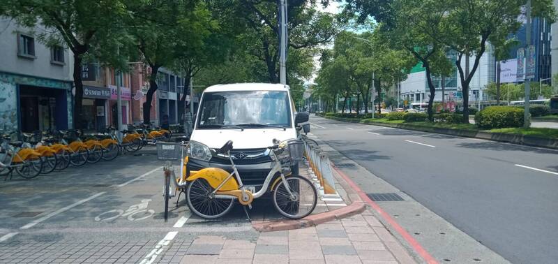 台北市議員鍾佩玲接獲民眾陳情,微笑單車公司所派遣的維修人員,公然將維修車停放於人行道上,更以單車擋住車牌以規避檢舉。(鍾佩玲辦公室提供) 台北市議員鍾佩玲接獲民眾陳情,微笑單車公司所派遣的維修人員,公然將維修車停放於人行道上,更以單車擋住車牌以規避檢舉。(鍾佩玲辦公室提供)