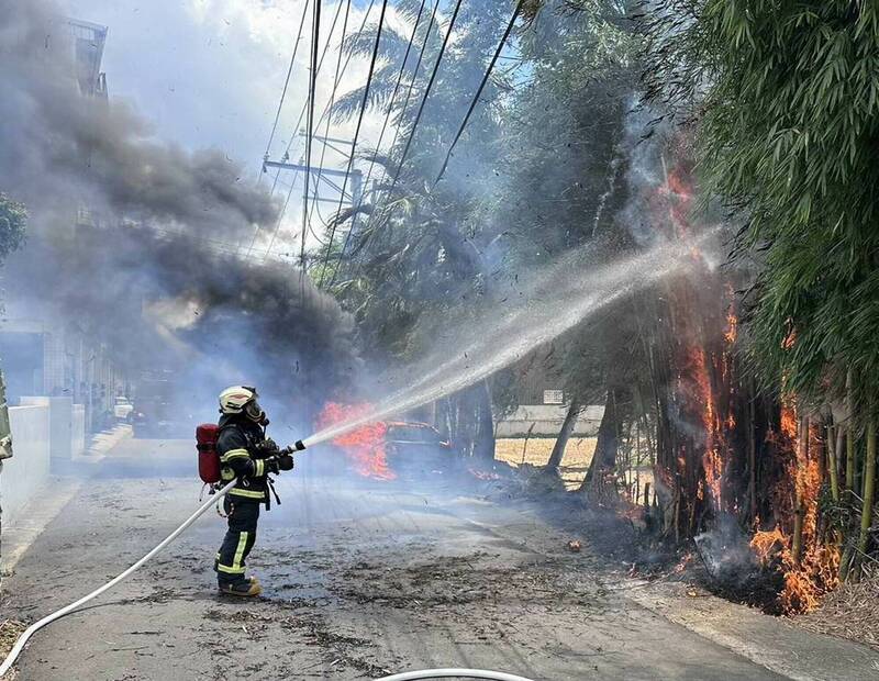 彰化市平安街今天中午驚傳火燒車，附近的竹林也起火，兩者相隔一段距離，消防員獲報趕到後全力灌救。 （消防局提供）