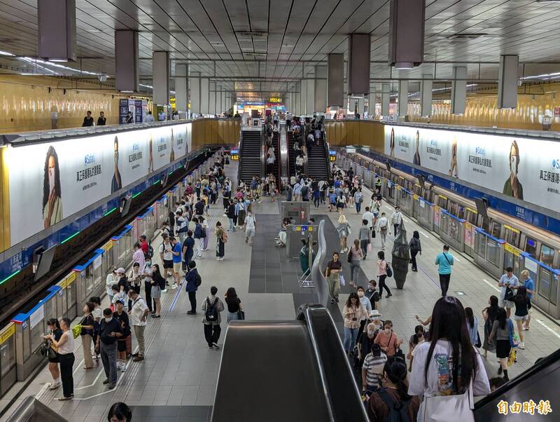 11日下午台北捷運市政府站月台兩側螢幕沒有畫面,看不到列車到站資訊。(記者林承鴻攝) 11日下午台北捷運市政府站月台兩側螢幕沒有畫面,看不到列車到站資訊。(記者林承鴻攝)