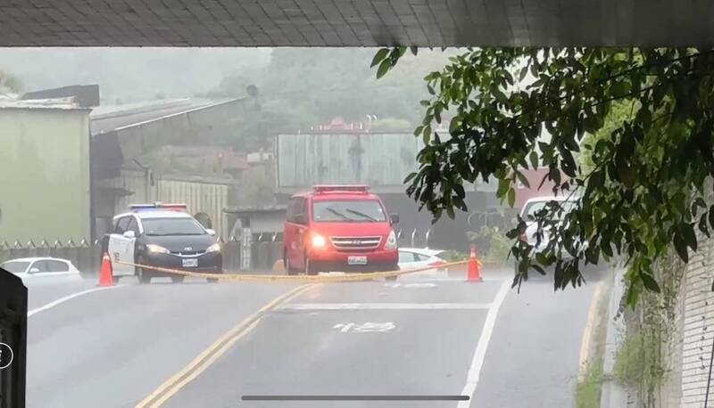 基隆七堵區堵南街1-1涵洞積水,警方緊急前往封閉。(民眾提供) 基隆七堵區堵南街1-1涵洞積水,警方緊急前往封閉。(民眾提供)