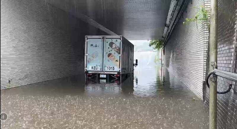 基隆七堵區堵南街1-1涵洞積水,一輛貨車卡在涵洞裡。(民眾提供) 基隆七堵區堵南街1-1涵洞積水,一輛貨車卡在涵洞裡。(民眾提供)