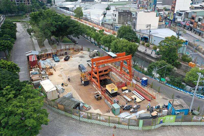捷運綠線八德區地下段通風豎井工程,穿越桃園大圳採管冪工法,圖為工地空拍。(捷運工程局提供) 捷運綠線八德區地下段通風豎井工程,穿越桃園大圳採管冪工法,圖為工地空拍。(捷運工程局提供)