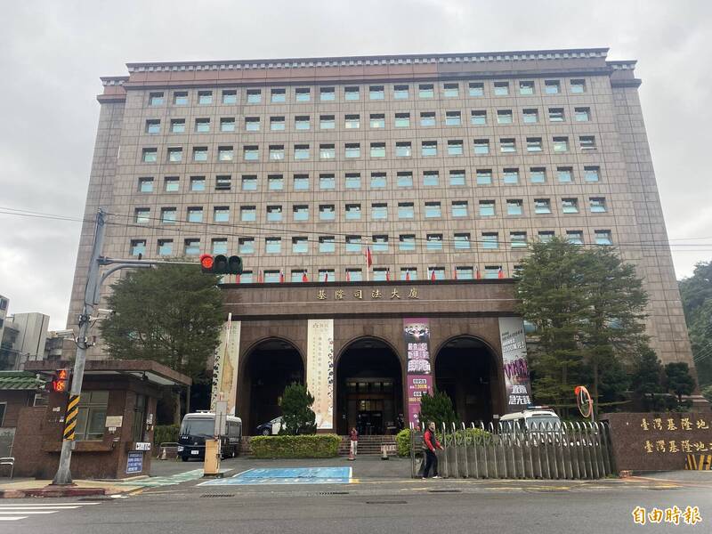 廖姓男子將寫著彭男欠錢的討債傳單,撒在彭男住的社區大門外,被基隆地院裁罰1500元罰鍰。 (記者林嘉東攝) 廖姓男子將寫著彭男欠錢的討債傳單,撒在彭男住的社區大門外,被基隆地院裁罰1500元罰鍰。 (記者林嘉東攝)