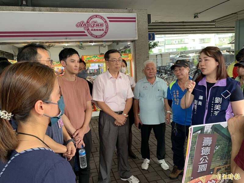 9日午後大雨造成僑中二街等處淹水，新北市議員劉美芳今（11日）至浮洲車站會勘。（記者黃子暘攝）