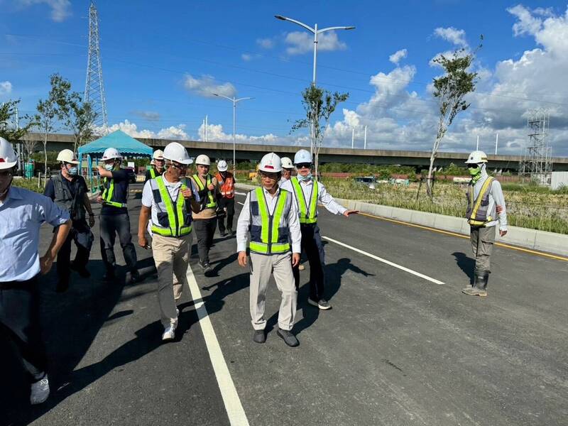 林欽榮（中）今天視察橋頭科學園區1-2號道路開闢工程。（高雄市工務局提供）