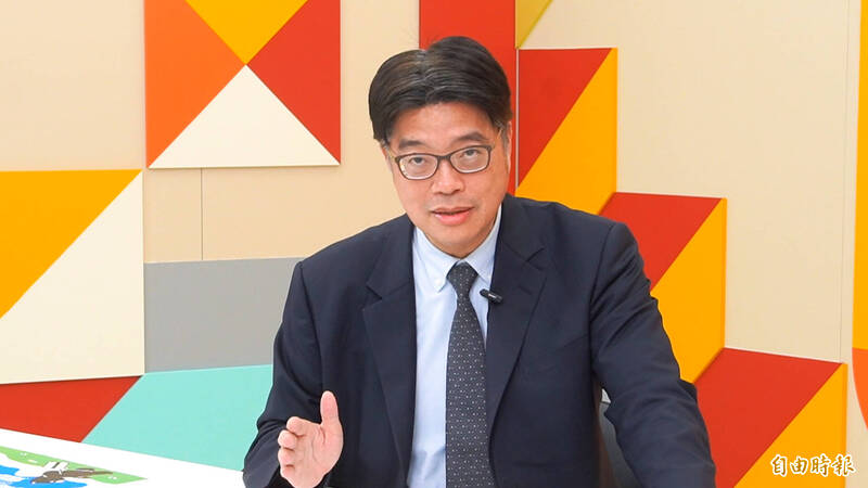 新華社駐台記者被爆「盯梢」國內某政論節目，引發民眾高度關注中共滲透。陸委會主委邱垂正接受本報《官我什麼事》節目專訪表示，會將行政調查結果提供給檢調續處，未來對於專業交流，會依照法律來把關。 （記者黃筠軒攝）