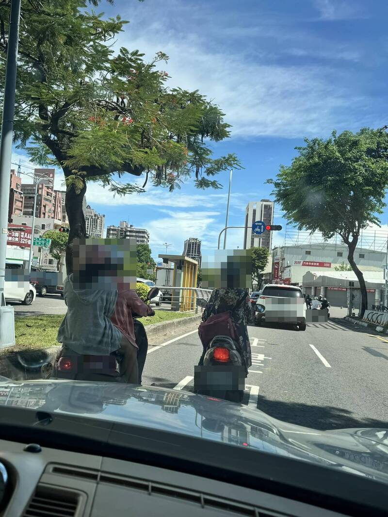 1名網友抱怨,他開車遇到前方騎士突然煞車停在路中間躲太陽,疑似差點撞上,PO文曝光引發討論。(圖擷自爆料公社) 1名網友抱怨,他開車遇到前方騎士突然煞車停在路中間躲太陽,疑似差點撞上,PO文曝光引發討論。(圖擷自爆料公社)