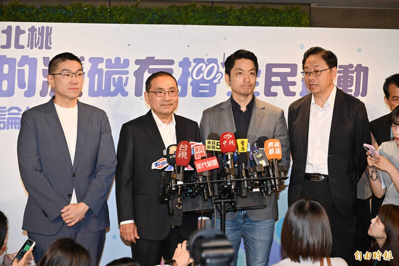 台北市長蔣萬安(左三)今(11)日與基隆市長謝國樑(左起)、新北市長侯友宜、桃園市長張善政一起出席「基北北桃我的減碳存摺全民運動」論壇活動。(記者田裕華攝) 台北市長蔣萬安(左三)今(11)日與基隆市長謝國樑(左起)、新北市長侯友宜、桃園市長張善政一起出席「基北北桃我的減碳存摺全民運動」論壇活動。(記者田裕華攝)