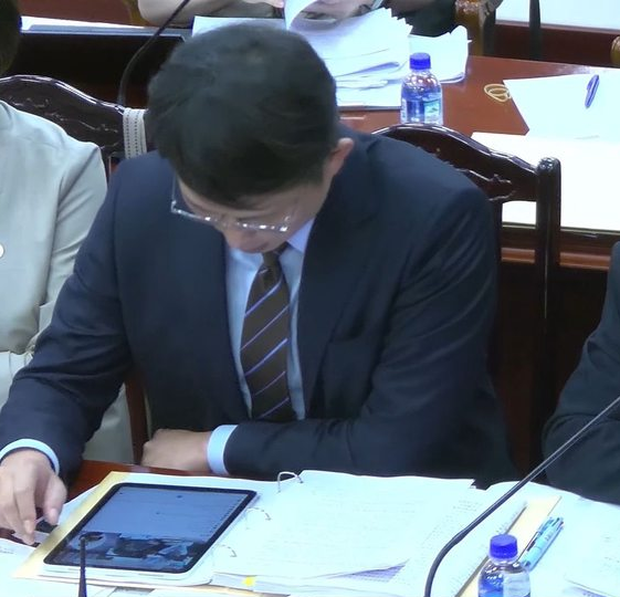 黃國昌被發現憲法法庭上疑似在看自己直播留言。(圖翻攝自PTT) 黃國昌被發現憲法法庭上疑似在看自己直播留言。(圖翻攝自PTT)