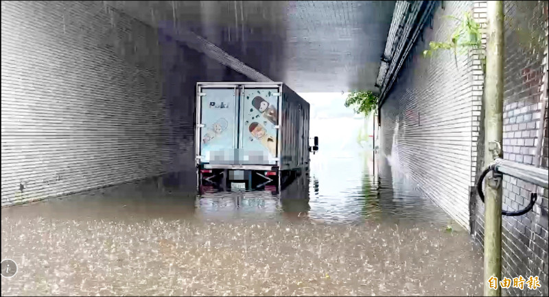 基隆七堵區堵南街1-1涵洞積水，車輛卡在涵洞裡。（記者盧賢秀攝）