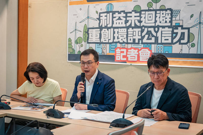 國民黨立委羅智強(中)抨擊環境部長彭啓明利益未迴避、重創公信力。(記者林欣漢翻攝) 國民黨立委羅智強(中)抨擊環境部長彭啓明利益未迴避、重創公信力。(記者林欣漢翻攝)