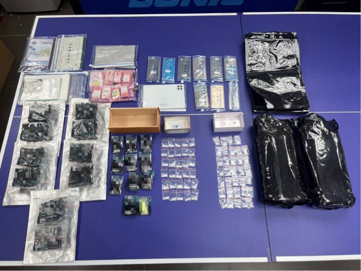 台北市刑警大隊警方持搜索票前往李男租屋處,將李男拘提到案,還從屋內查扣黑色包裝咖啡包599包、K他命毒品34包。 (記者鄭景議翻攝) 台北市刑警大隊警方持搜索票前往李男租屋處,將李男拘提到案,還從屋內查扣黑色包裝咖啡包599包、K他命毒品34包。 (記者鄭景議翻攝)