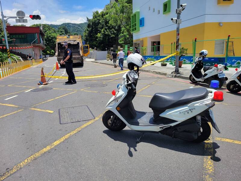 今日上午土城區清潔隊一輛垃圾車與機車發生車禍，騎士送醫搶救不治。（新北市警察局提供）