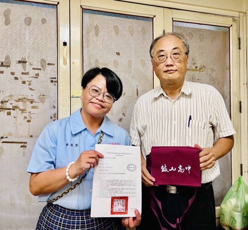 鼓山高中校長廖俞雲（左）特別穿上制服，與七賢國中校長邱元甫（右）一同帶著錄取通知書、鼓山高中小書包至邱同學的靈堂。（高雄市教育局提供）