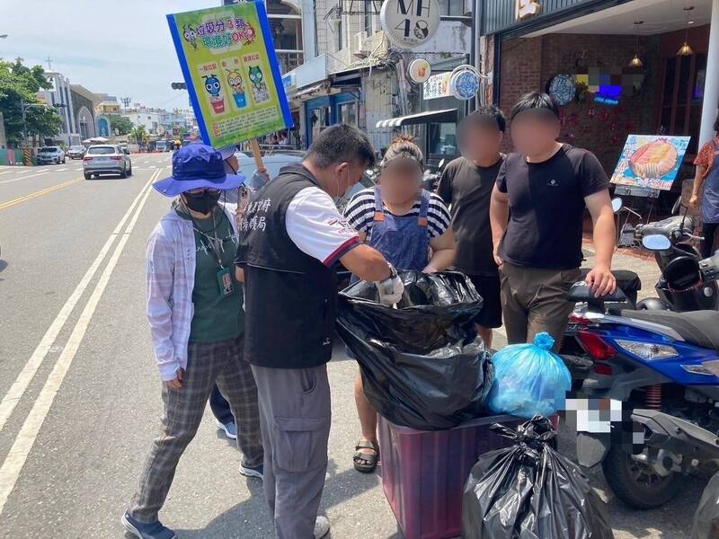 屏東縣政府環保局上半年與各鄉鎮市公所清潔隊擴大垃圾袋破袋檢查。（屏東縣環保局提供）