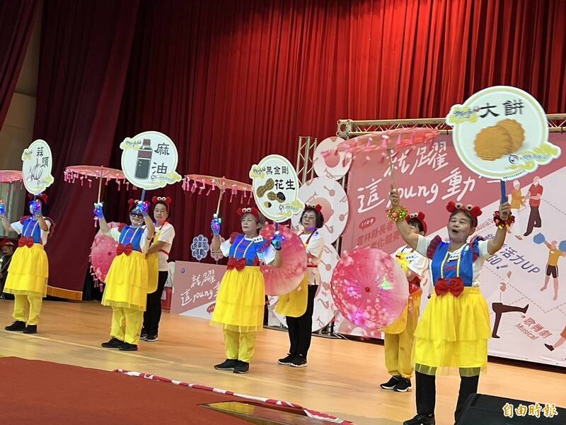 「就躍這young動」長者活躍老化競賽雲林縣內實體賽今天登場,參加長輩使出渾身解數相互尬場,希望能取得全國賽入門票。(記者黃淑莉攝) 「就躍這young動」長者活躍老化競賽雲林縣內實體賽今天登場,參加長輩使出渾身解數相互尬場,希望能取得全國賽入門票。(記者黃淑莉攝)
