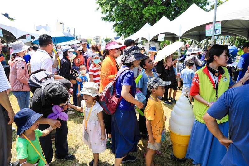 高雄親子防毒闖關童玩同樂營啟動,逾千親子參與。(毒防局提供) 高雄親子防毒闖關童玩同樂營啟動,逾千親子參與。(毒防局提供)