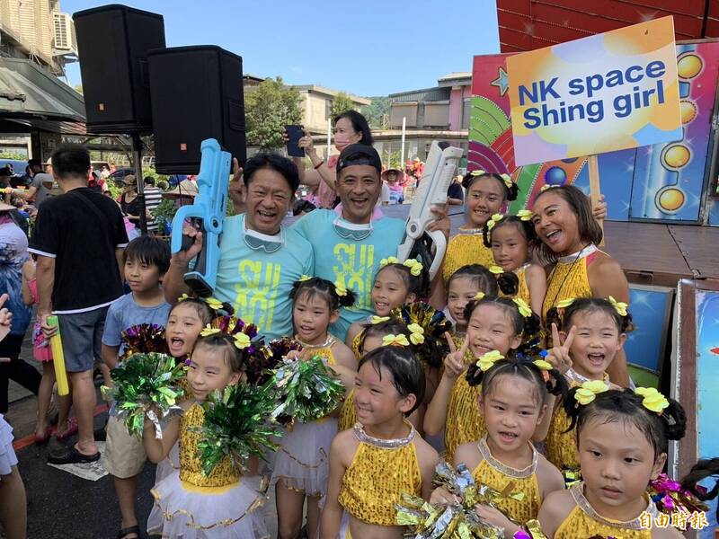 日本石垣市長中山義隆(後左1)受邀參加蘇澳潑水節,與蘇澳鎮長李明哲(後中)一起和民眾打水仗。(記者王峻祺攝) 日本石垣市長中山義隆(後左1)受邀參加蘇澳潑水節,與蘇澳鎮長李明哲(後中)一起和民眾打水仗。(記者王峻祺攝)