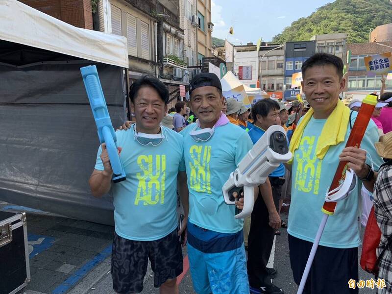 蘇澳鎮姊妹市、日本沖繩縣石垣市長中山義隆(左1),再度受蘇澳鎮長李明哲(中)邀約參加潑水節。(記者王峻祺攝) 蘇澳鎮姊妹市、日本沖繩縣石垣市長中山義隆(左1),再度受蘇澳鎮長李明哲(中)邀約參加潑水節。(記者王峻祺攝)