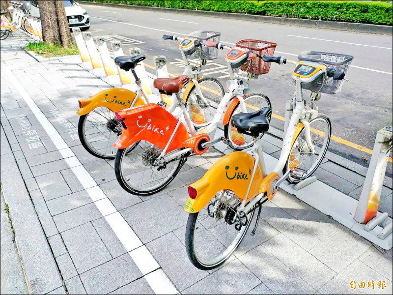 台北市要求民眾騎YouBike2.0E電動自行車，需要先投保傷害險才能租借，台中市表示正評估中。（記者蘇金鳳攝）