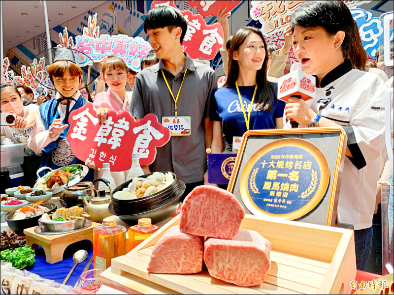 第2屆台中鍋烤節將登場,台中市長盧秀燕(右)到參賽店家攤位促銷。(記者蔡淑媛攝) 第2屆台中鍋烤節將登場,台中市長盧秀燕(右)到參賽店家攤位促銷。(記者蔡淑媛攝)