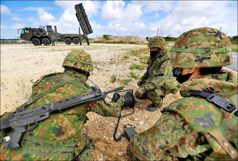 日本陸上自衛隊隊員在沖繩縣宮古島的反艦飛彈裝備旁進行操演。（路透檔案照）