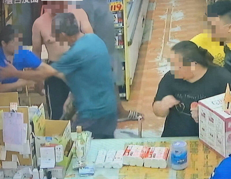 陳男（左前2）桌上丟了大鈔就想走，被店員、熱心民眾阻攔。（店家提供）