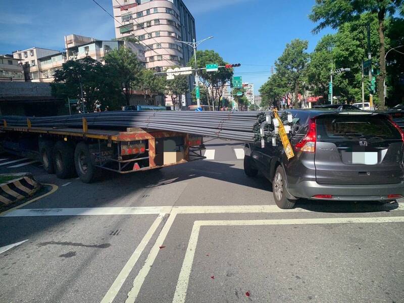 曳引車載的鋼筋過長，導致迴轉撞上一旁休旅車。（記者徐聖倫翻攝）