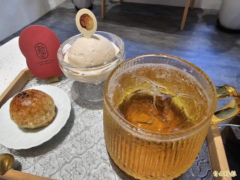 夏天太熱，蛋黃酥名店「新口味」推出蛋黃酥口味的冰淇淋。（記者劉曉欣攝）