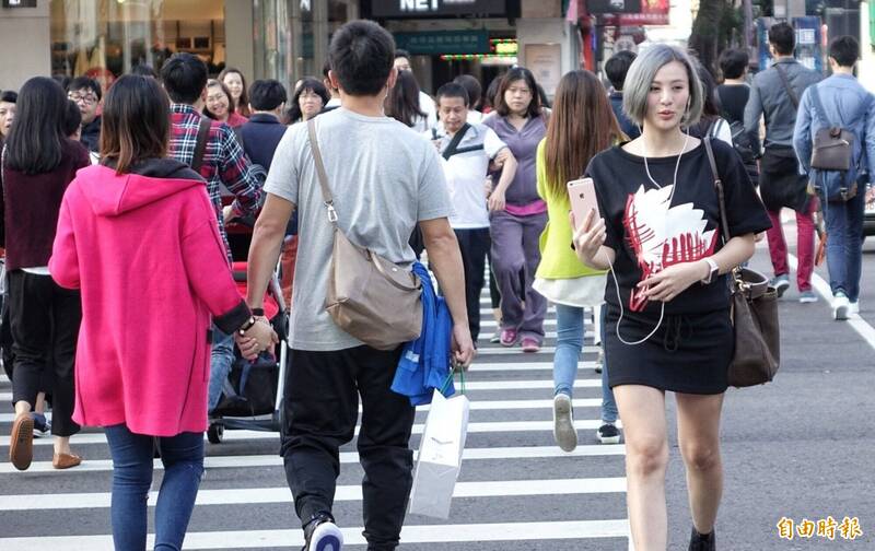 復古的「Y2K」風格成為時下年輕人的流行。示意圖。(資料照) 復古的「Y2K」風格成為時下年輕人的流行。示意圖。(資料照)