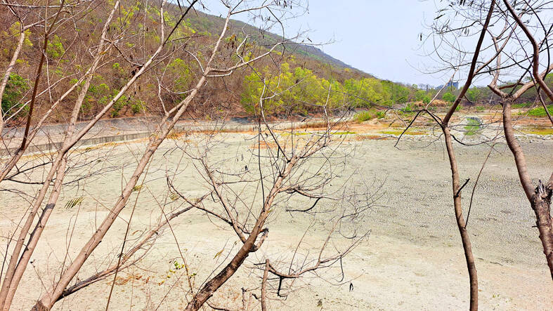 
A dried-up Banping Lake in Kaohsiung is pictured on April 17 last year.
Photo: CNA