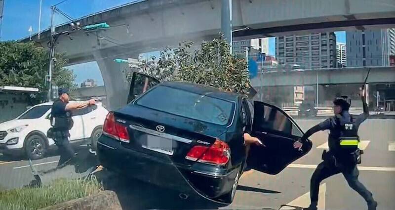 龜山警分局攔查可疑車輛發生追逐戰，駕車林姓男子失控撞擊安全島，員警上前拔槍並對空鳴槍示警，逮捕林男及另2名乘客。（記者余瑞仁翻攝）