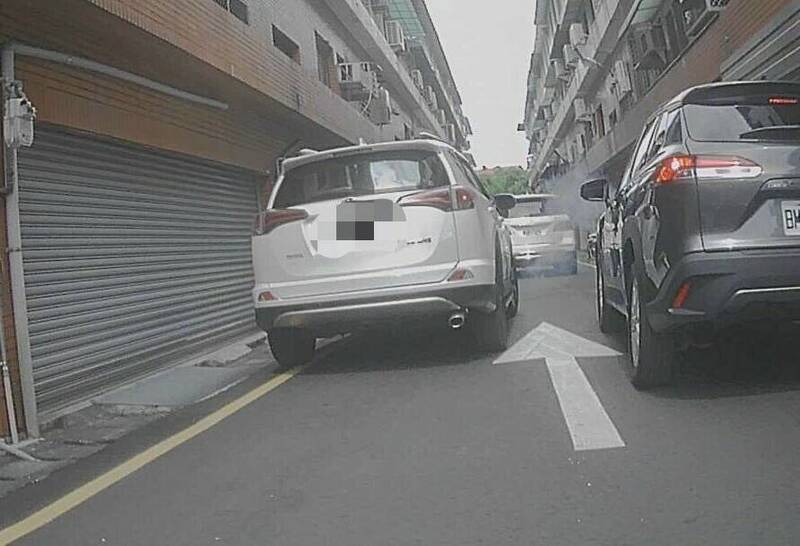 陳老闆駕駛賓士車（圖中後方），載著媽祖沿途由洪姓好友放鞭炮，被騎士跟拍舉發。（記者黃旭磊翻攝）