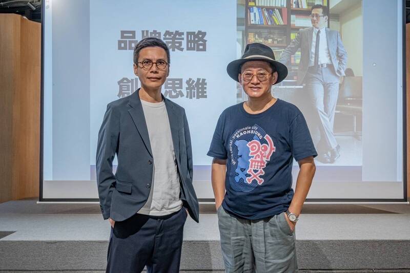 .2024大港經典升級提案競賽培訓課程邀請「雙林」講師開課,右為翻轉文字設計師林國慶,左為普洛品牌形象設計創意總監林家再。(青年局提供) .2024大港經典升級提案競賽培訓課程邀請「雙林」講師開課,右為翻轉文字設計師林國慶,左為普洛品牌形象設計創意總監林家再。(青年局提供)